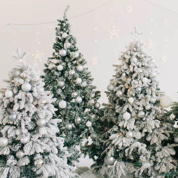 Ilustrasi - Pepohonan dengan salju di mana-mana untuk gambarkan lagu White Christmas. (Wiki)