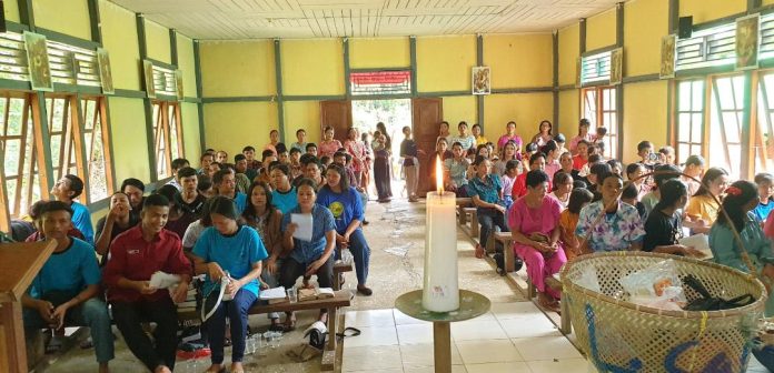Suasana Perayaan Natal di sebuah stasi di kawasan pedalaman Paroki Botong, Keuskupan Ketapang, Kalbar. (Romo Dr FX Baskarta T. Wardaya SJ)