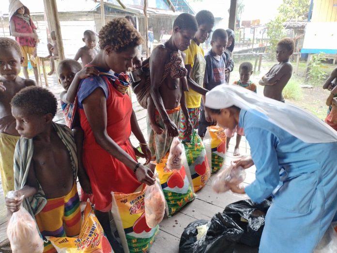 Keuskupan Agats-Asmat melalui Yayasan Alfons Sowada tetap peduli memberi perhatian pada pasien penyakit kusta di wilayah pedalaman Asmat. (Dok. Keuskupan Agats)