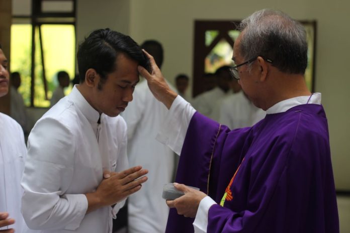 Misa Rabu Abu bersama Romo JB Mardikartaa SJ di kapel Seminari Tinggi Interdiosesan Malang. (Proclamator)