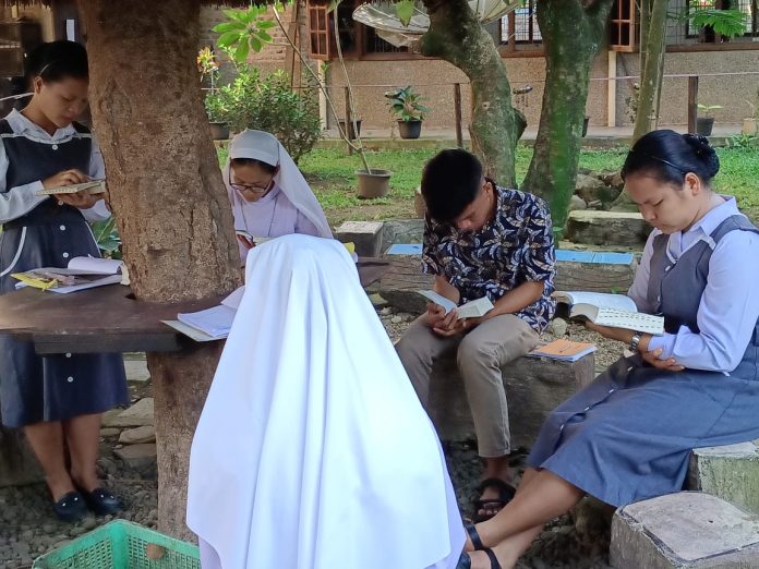 Para-frater-konventual-dan-suster-FSE-belajar-bersama-tentang-seluk-beluk-Kitab-Suci.-OFMConv-2