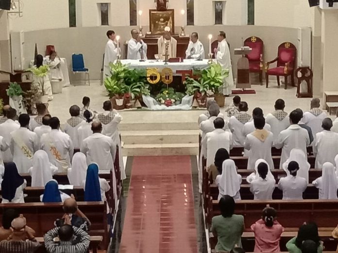 Pesta 50 tahun hidup bakti sebagai religius imam MSF untuk Romo FA Tedjasuksmana MSF dan Romo Al. Purwohadiwardoyo MSF. (FX Juli Pramana)