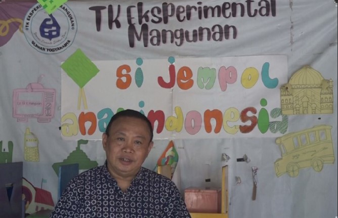Ketua Pengurus Yayasan Dinamika Edukasi Dasar (DED) Sekolah Mangunan: Romo Dr. CB Mulyatno Pr. (Titch TV/Mathias Hariyadi)