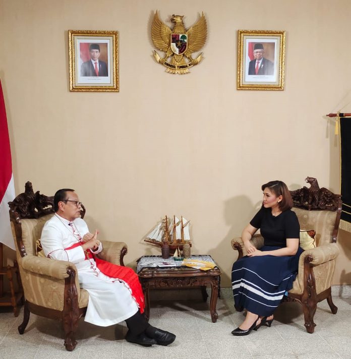 Sebagai wartawan dan anchor news Metro TV, Tantri Moerdopo tengah mewancarai Uskup Keuskupan Agung Jakarta Ignatius Kardinal Suharyo. (Dok. Tantri Moerdopo)