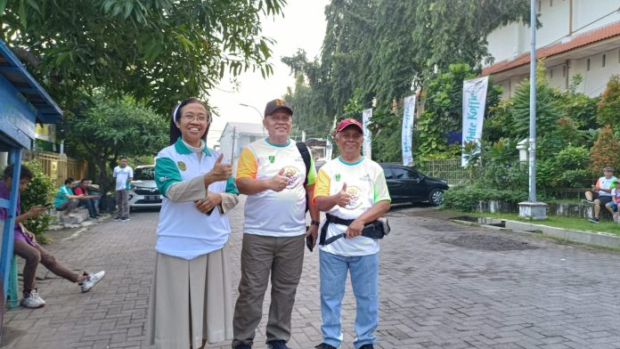 Kepala Sekolah sekaligus Pemimpin Komunitas Sr. Theofrida PIJ bersama Camat Pedurungan, dan Ketua Sahabat Sang Timur Semarang Joseph Murniyanto. (PIJ)