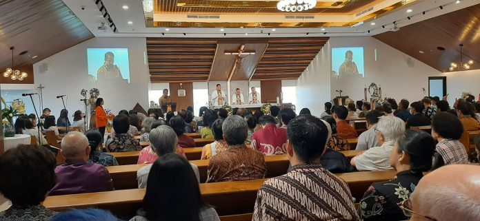 Uskup KAJ Ignatius Kardinal Suharyo berkati kapel Unika Atma Jaya hasil renovasi, Maret 2024. (Ping)