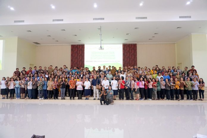 Segenap suster, guru, dan karyawan SMA Regina Pacis Solo belajar bersama tentang nasihat, regula, dan warisan spiritualitas St. Angela Merici, pendiri Ordo Suster Ursulin. (Petrus Gian Pratama)