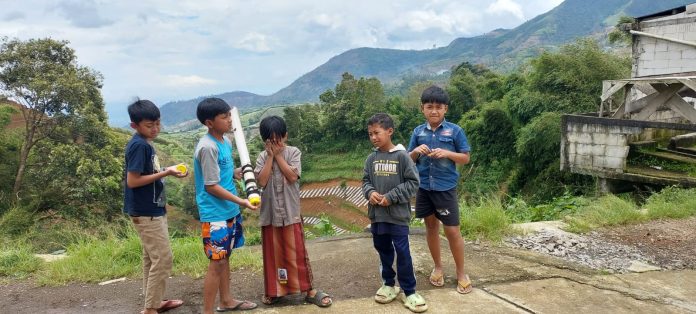 Anak-anak di Dusun Wates, Wonoboyo, Kabupaten Temanggung, Jateng asyik bermain mercon long bumbung di tepi jalan di pinggiran jurang. (TItch TV/Mathias Hariyadi)