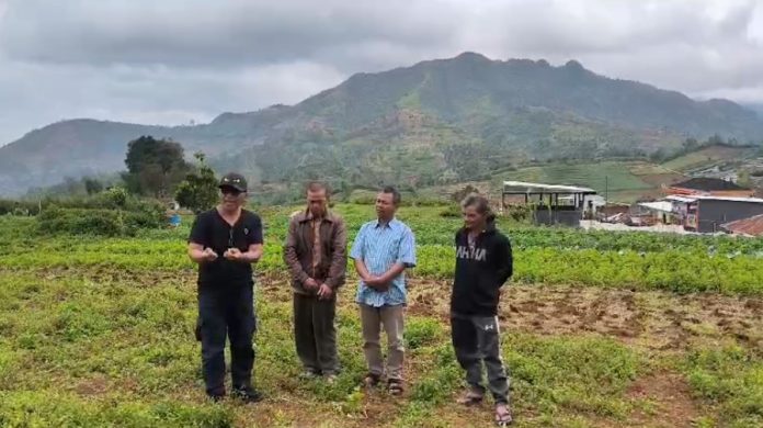 Titch TV's In-depth interviews with three local farmers from Wates, Wonoboyo, Temanggung District below the slope of Dieng Plateau. (CU Lestari/Aji)