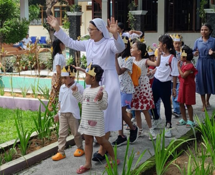 Sr. Rosa MASF menemani anak-anak PIA Paroki Kleco Solo mengikuti program Aksi Panggilan dalam rangka Hari Panggilan, Minggu 21 April 2024. (FX Juli Pramana)