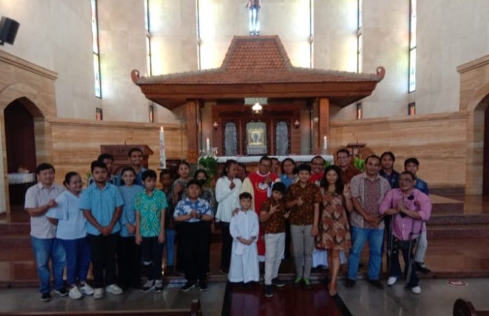 Ekaristi Paskah bersama keluarga dan anak-anak berkebutuhan khusus di Gereja St. Paulus Paroki Kleco Solo, Minggu 14 April 2024. (FX Juli Pramana)
