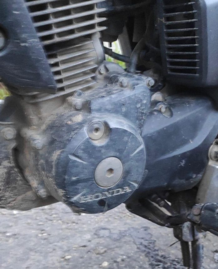Motor Honda MegaPro mengalami kendala teknis di Pulau Buru, sister persnelingnya macet. (Dok. Mgr. Inno Ngutra)