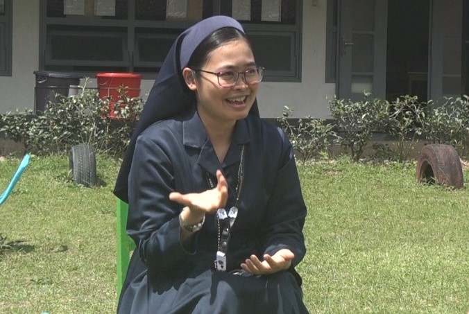 Sr. Kalista PMY berdarah Dayak-Tionghoa asal Palangka Raya, Kalteng, mengampu tugas menjadi guru di SLB B "Dena Upakara" Wonosobo untuk mengajari anak-anak puteri tunarungu belajar berkata-kata dan punya bahasa. (Titch TV/Mathias