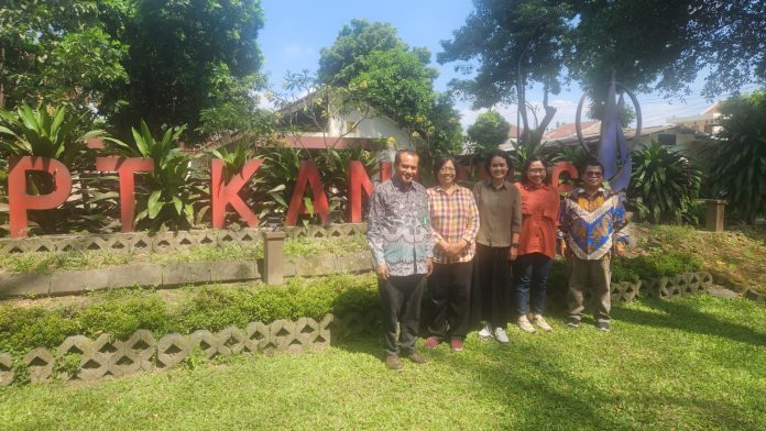 Bersama Pembimas Katolik Kantor Kanwil Kemenag DI Yogyakarta Pak Christo, penulis (paling kanan) berbincang-bincang panjang dengan tim editor PT Penerbit Kanisius Yogyakarta, Juni 2024. (Anton Sinaga)