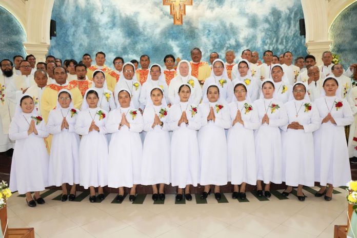 Foto bersama para imam, DPU dan DPP FCJM dengan 11 suster biarawati FCJM yang berkaul kekal. (FCJM)