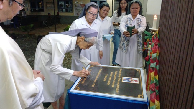Sr. dr. Mariati Francis Soedewo SPM membubuhkan tandatangannya di atas batu prasasti yang menandai peresmian dan pembukaan Apotik Santa Maria di Prafi Manokwari, Papua Barat. Sr. Francis Mariarti Soedewo adalah seorang dokter beneran; mengawali karya layanan kesehatan untuk masyarakat asli Papua. (Riwi Nugroho)
