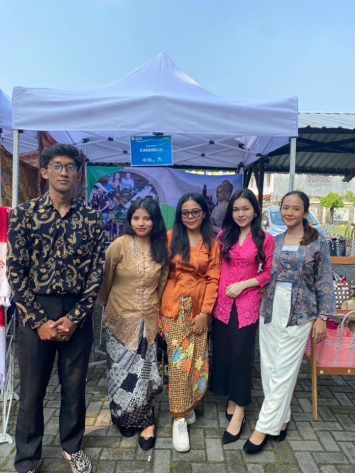Dokumentasi foto bersama rekan-rekan satu kelompok saat belajar latihan mengedukasi Desa Wisata Candirejo, Magelang. (Angelika Muras)