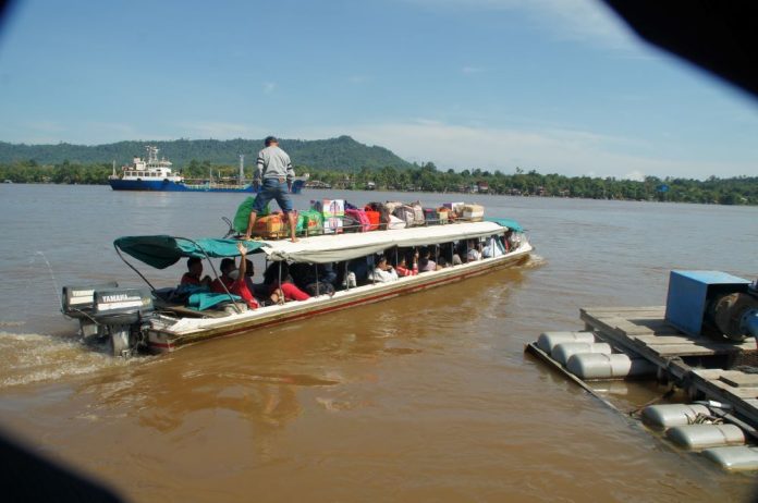 Ilustrasi: Perjalanan-dengan moda-transportasi long motoboat dari Sanggau menuju beberapa lokasi di pedalaman hulu-Sungai Kapuas. (Mathias Hariyadi)