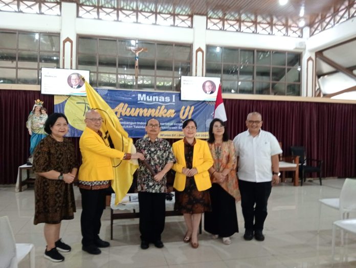 Serah terima kepengurusan Alumnika UI dari ketua lama Mathilda Birowo kepada ketua baru Prof. Manneke Budiman. (Panitia)