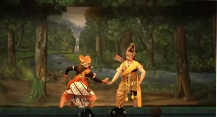 Tari Bambangan Cakil membuka gelaran ketoprak berjudul Gumregah di Paroki Gondangwinangun, Kecamatan Jogonalan, Klaten, Jateng. (FX Juli Pramana)