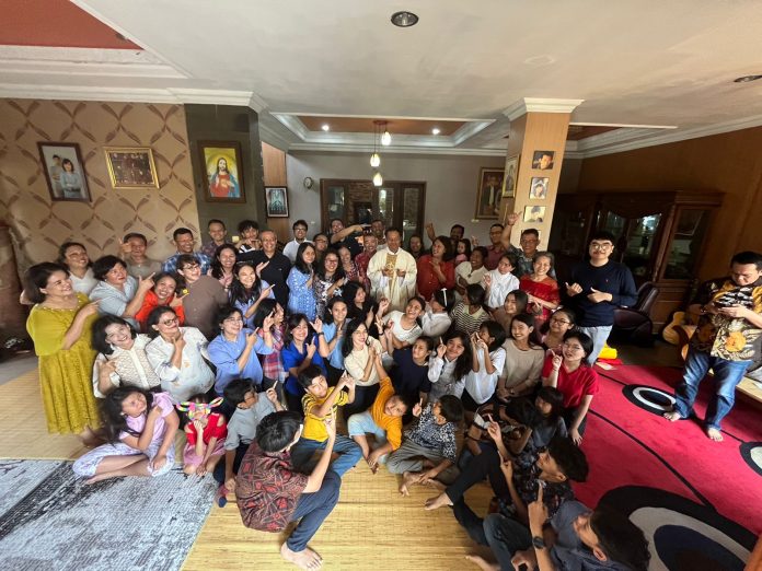 Ekaristi syukur Lingkungan Antonius VI Paroki St. Clara Bekasi Utara Romo Monald Banjarnahor OFMCap. (Jumar cs)