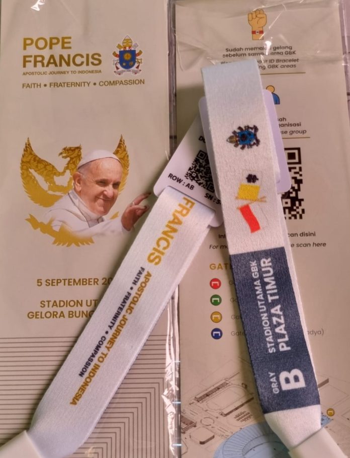 Gelang tiket untuk akses masuk hadiri Perayaan Ekaristi bersama Paus Fransiskus di GBK 5 September 2024. (Tra)