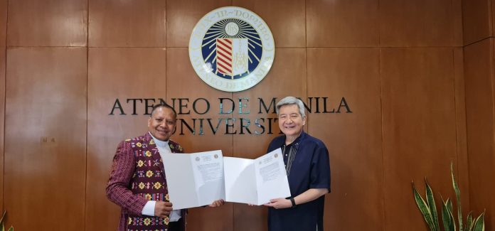 Ketua PERPETAKI sekaligus Ketua Sekolah Tinggi Pastoral Keuskupan Agung Kupang Romo Dr. Maxi Un Bria Pr beberkan naskah Mou dengan Rektor Ateneo de Manila University Fr. Roberto C. Yap SJ (Dok. Romo Maxi Un Bria Pr)