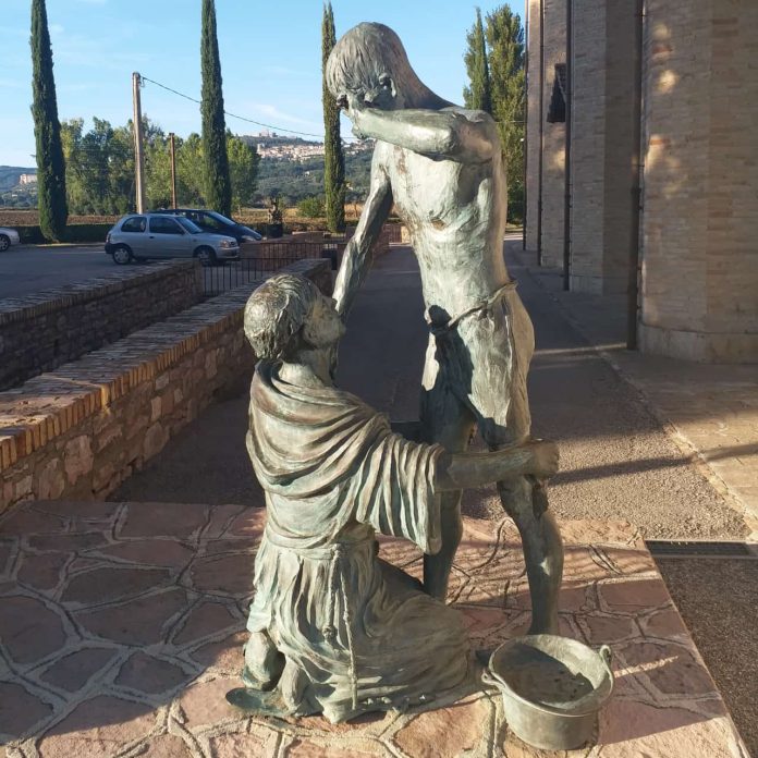 Patung yang menggambarkan sosok Santo Fransiskus Assisi merawat orang-orang kusta di Rivotorto, Assisi, Italia. (Romo Fictorium N. Ginting OFMConv)
