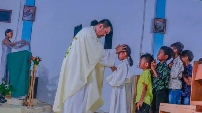 Imam memberkati anak-anak. (Romo Fictorium N. Ginting OFMCap)