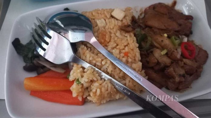 Menu nasi goreng untuk Paus Fransiskus dalam rute penerbangan Jakarta-Port Moresby PNG (Kompas Josie Hardianto)