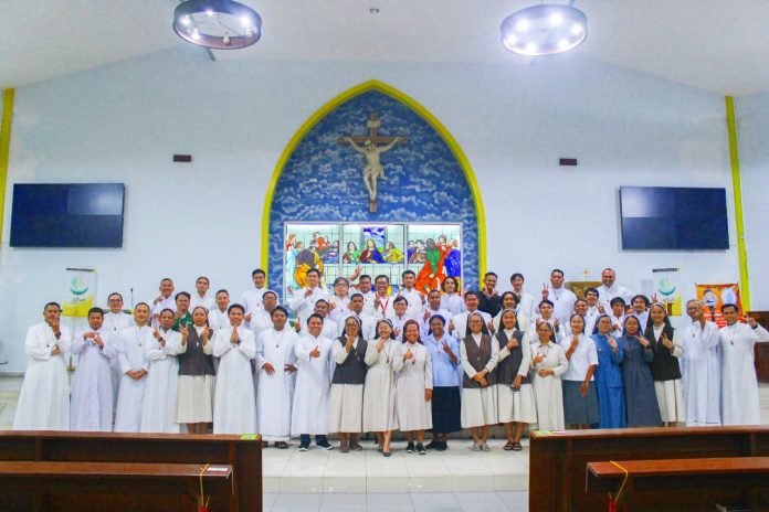 Sebanyak 49 religius bruder, suster, imam dan diosesan melibatkan diri dalam kegiatan Misi Umat Vincensian 2024 di Paroki Keluarga Kudus Pontianak. (Fr. Balthasar Berek Pr)