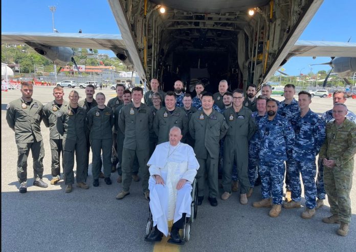 Sebelum terbang ke Vanimo dengan pesawat kargo Australian Royal Air Force, Paus Fransiskus menyapa sejumlah awak pesawat yang akan membawa Paus tinggalkan Port Moresby di PNG ke Vanimo. (XCom)