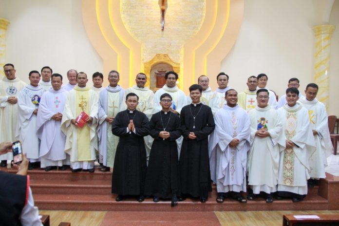 Tiga frater muda Vietnam baru saja mengucapkan triprasetya dalam Kongregasi Vokasionis (SDV) di Ho Chi Minh City. (SDV Vietnam)