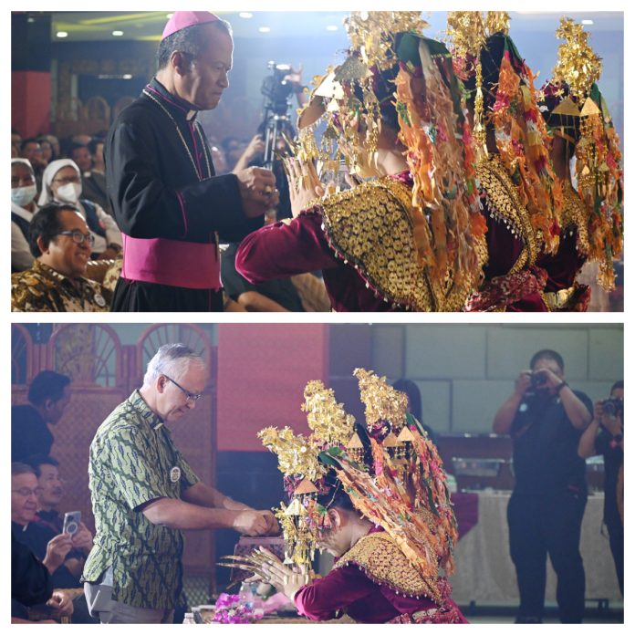 Uskup Harun Yuwono dan Provinsial SCJ Provinsi Indonesia Romo Andreas Suparman SCJ menerima kasih dari para penari. (Sr. Fransiska Agustine FSGM)