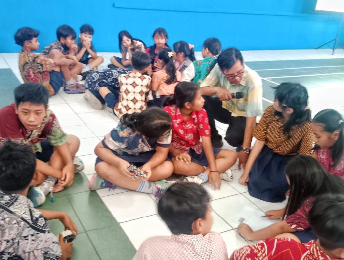 CB Ismulyadi memotivasi para murid kelas 3-6 SD Bentara Wacana Muntilan untuk bijak menggunakan HP untuk tujuan baik dan produktif. (Dok. CB Ismulyadi)