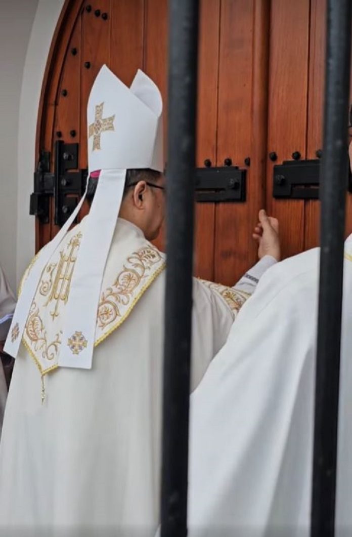 Uskup Keuskupan Malang Mgr. Henricus Pidyarto Gunawan O.Carm membuka Tahun Yubelium 2025 secara simbolis dengan membuka pintu depan Gereja Katedral Malang. (Komsos Keuskupan Malang)