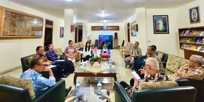Para pengurus dan penggiat lembaga riset dan advokasi Jesuit Indonesia -Praksis- melakukan audiensi dengan Uskup Keuskupan Agung Jakarta Bapak Ignatius Kardinal Suharyo, 8 Januari 2025. (Praksis)