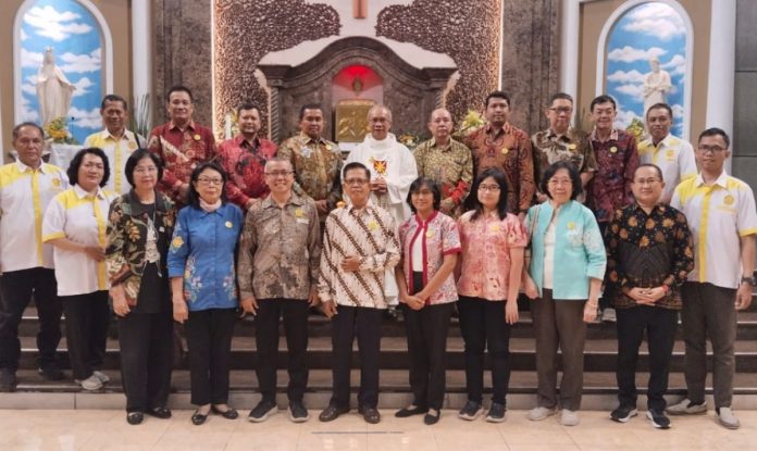 Ketua Presidium PP ISKA Luky A. Yusgiantoro (atas, ketiga dari kiri) berfoto bersama setelah pelantikan DPC ISKA Pekalongan.(Ist)