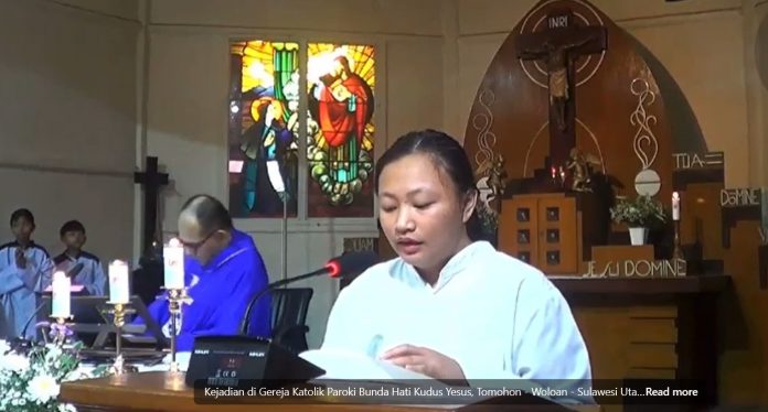Tayangan tangkapan layar detik-detik menjelang Pastor MSC jatuh tergeletak di belakang meja altar saat tengah memimpin perayaan ekaristi di Gereja Bunda Hati Kudus Paroki Woloan, Tomohon, Sulut. (Ist)