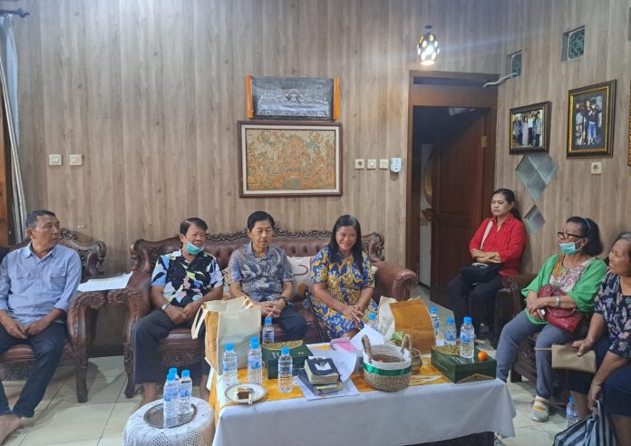 Umat lansia dan penderita sakit sedang antri menerima layanan Sakramen Tobat Keliling oleh Paroki Kleco Solo. (FX Juli Pramana)
