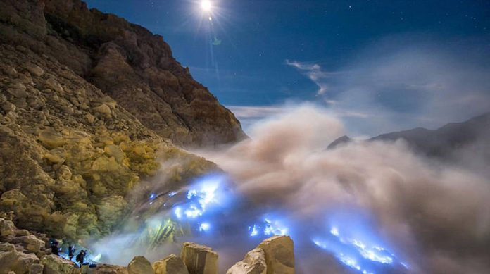 Blue Fire Kawah Gunung Ijen, Kabupaten Bondowoso, Jatim. (Jelajah Kawah Ijen)