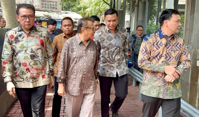 Ditemani Romo Thomas Ulun Pr (kanan), kini Wakil Sekretaris Uskup KAJ, Uskup Keuskupan Agung Jakarta Ignatius Kardinal Suharyo datang mengunjungi Rumah Tahanan KPK untuk menemui Hasto Kristiyanto. (Ist)