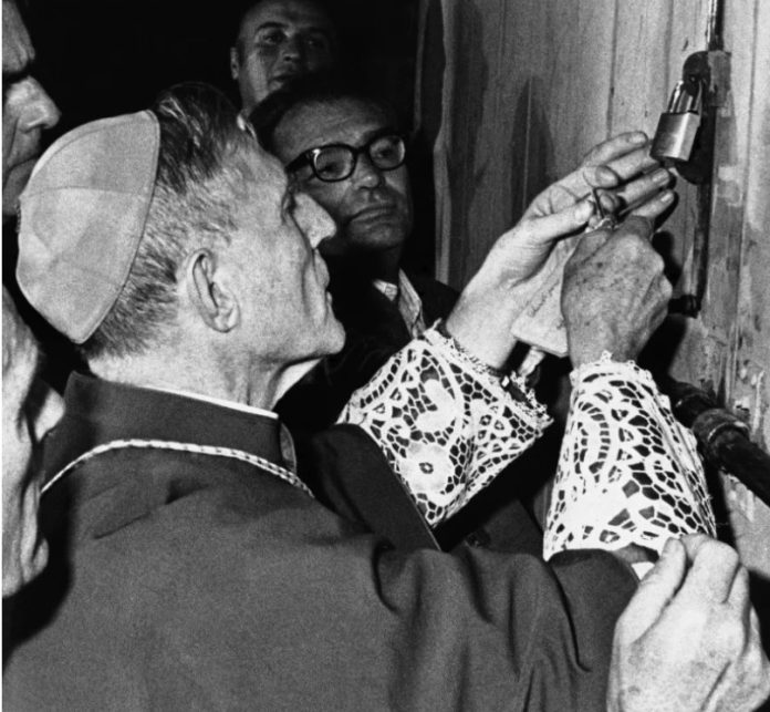 Uskup Mgr. Jacques Martin dari Perancis tampak tengahmengunci pintu akses masuk-keluar Kapel Sistina tanggal 14 October 1978 saat berlangsung Konklaf yang berakhir dengan tepilihnya Kardinal Karol Woytila yang kemudian menjadi Paus Johannes Paulus II. (Ist via NPR)