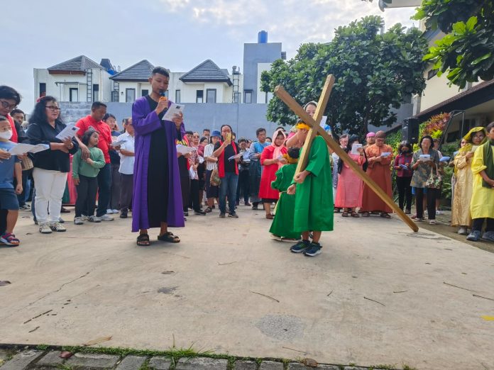 Paroki Ciputat Tangerang Selatan gelar Jalan Salib Keluarga dalam rangka Ibadat Jumat Agung, 18 April 2025. (Yohanes Eko Wahyu Ardiyanto)