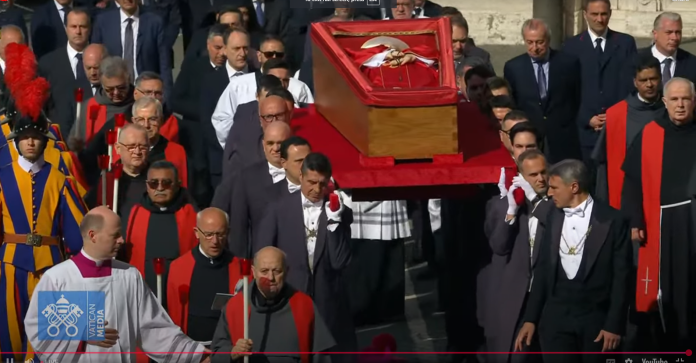 Peti jenazah Paus Fransiskus dipanggul tinggalkan Kapel Casa Santa Marta untuk selanjutnya disemayamkan di Basiiika Santo Petrus. (Vatican News)