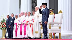 Presiden Joko Widodo menyambut kedatangan Paus Fransiskus di Istana Merdeka Jakarta, September 2024. (Kantor Biro Pers Media Istana)