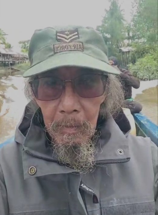 Romo Anton Krozak Tjokro, imam diosesan Keuskupan Agats di Papua saat melakukan turne perjalanan paastoral ke tiga stasi pedalaman dalam rangka Pekan Suci 2025. (Romo Anton Krozak)