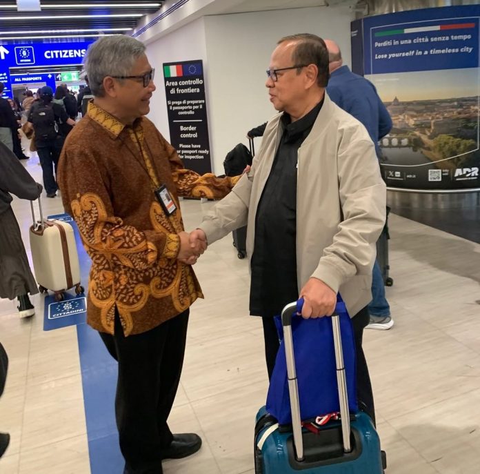 Dubes RI untuk Vatikan HE Michael Trias Kuncahyono sambut kedatangan Uskup Keuskupan Agung Jakarta Ignatius Kardinal Suharyo di Roma. Kardinal akan mengikuti Konklaf. (Kedubes RI untuk Vatikan)