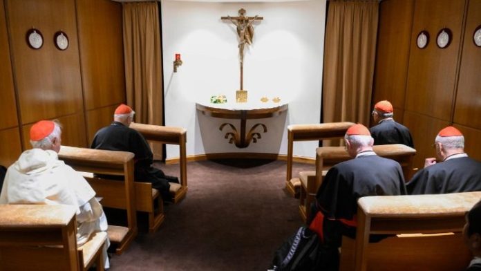 Ilustrasi - Para Kardinal dalam suasana doa jelang pelaksanaan Konklaf yang akan dimulai Rabu 7 Mei 2025. (Vatican News)