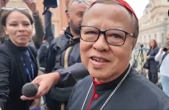 Kardinal Suharyo diwawancari wartawan media berbahasa Italia saat berjalan menuju Aula Paulus VI di Kota Vatikan, Senin 5 Mei 2025. (Istimewa)